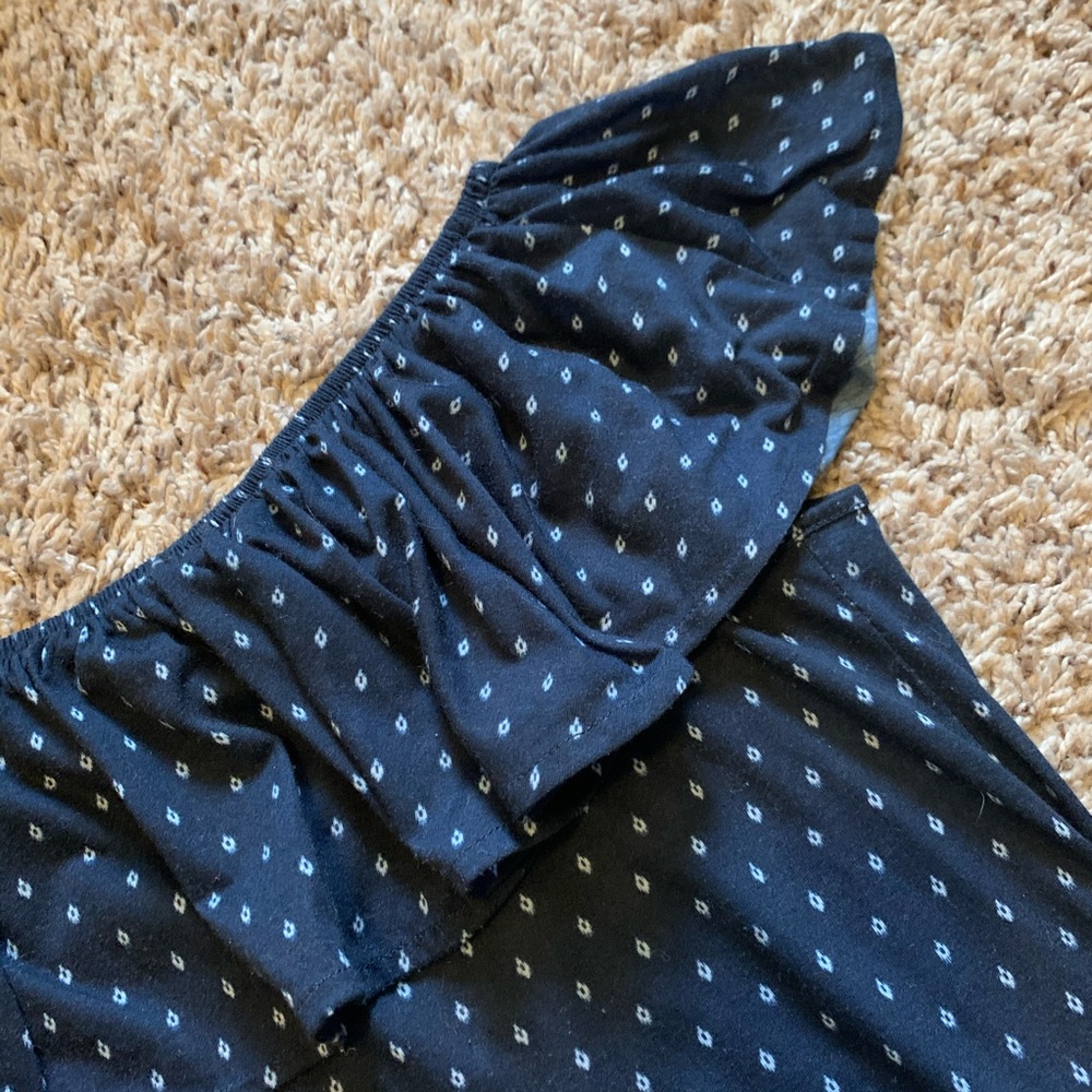 Cute Ruffled Blouse! - Picture 2 of 3